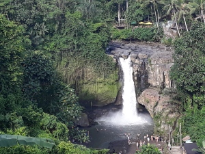 Tegenungan_waterfall