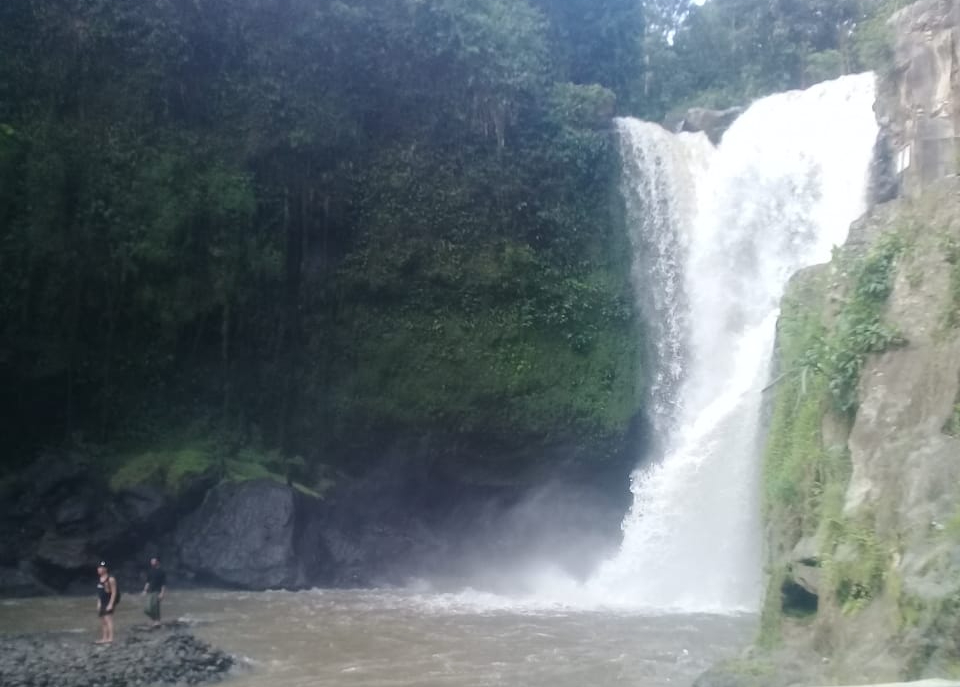 Tegenungan_waterfall_ubud